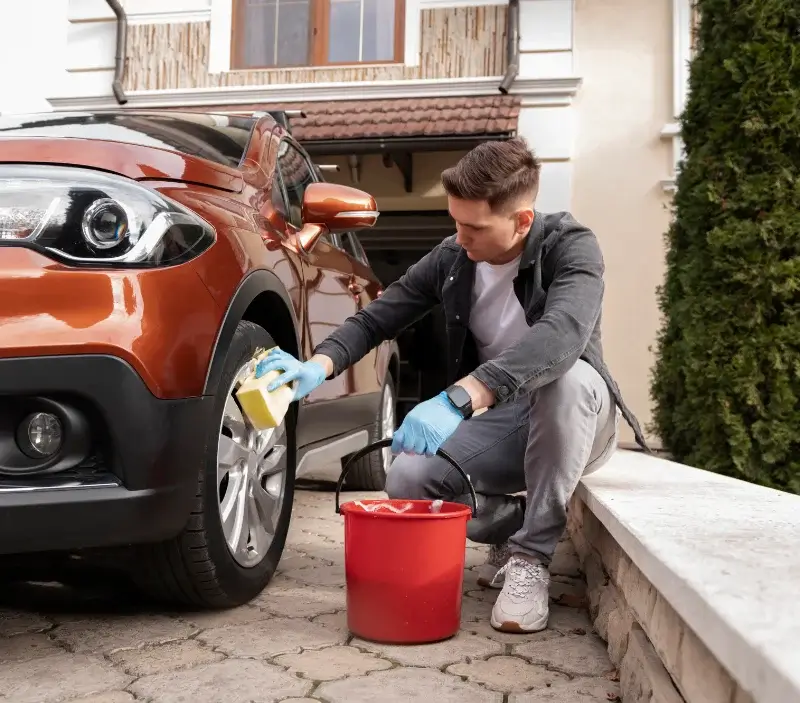 Lavage auto à domicile Airoux : professionnel intervenant sur un véhicule